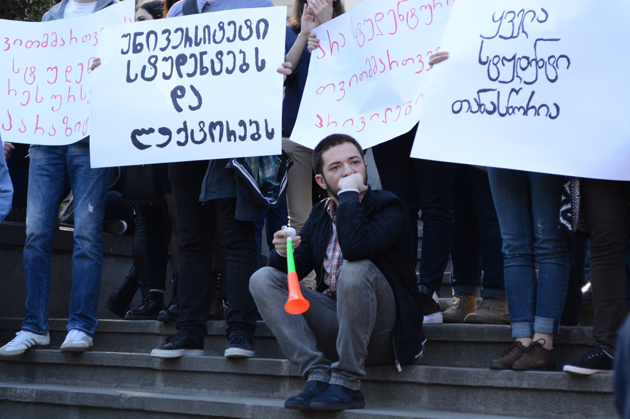 აქციის მონაწილეთა ტრანსპარანტები