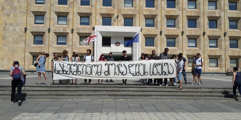 თეთრი ხმაურის მოძრაობის აქცია კანცელარიასთან
