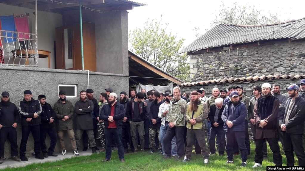 აქციის მონაწილეები მაჩალიკაშვილების ეზოში, სოფელ დუისში