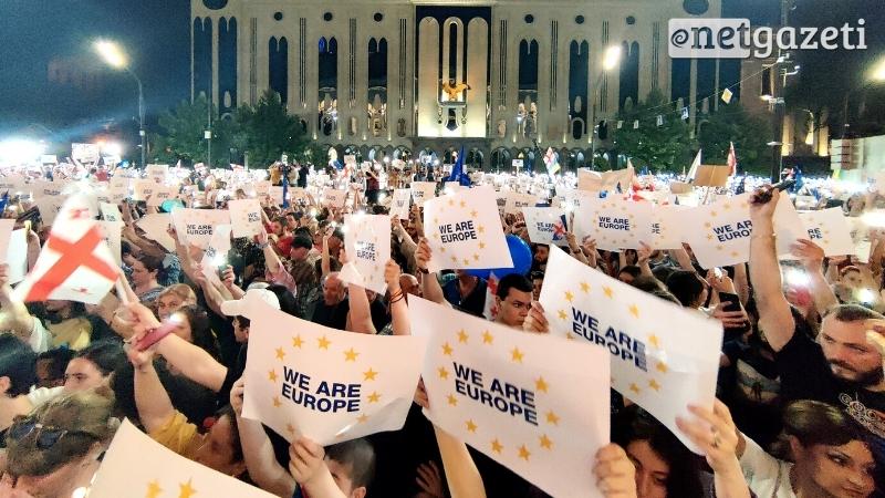 აქციის მონაწილეები წარწერით "ჩვენ ვართ ევროპა"