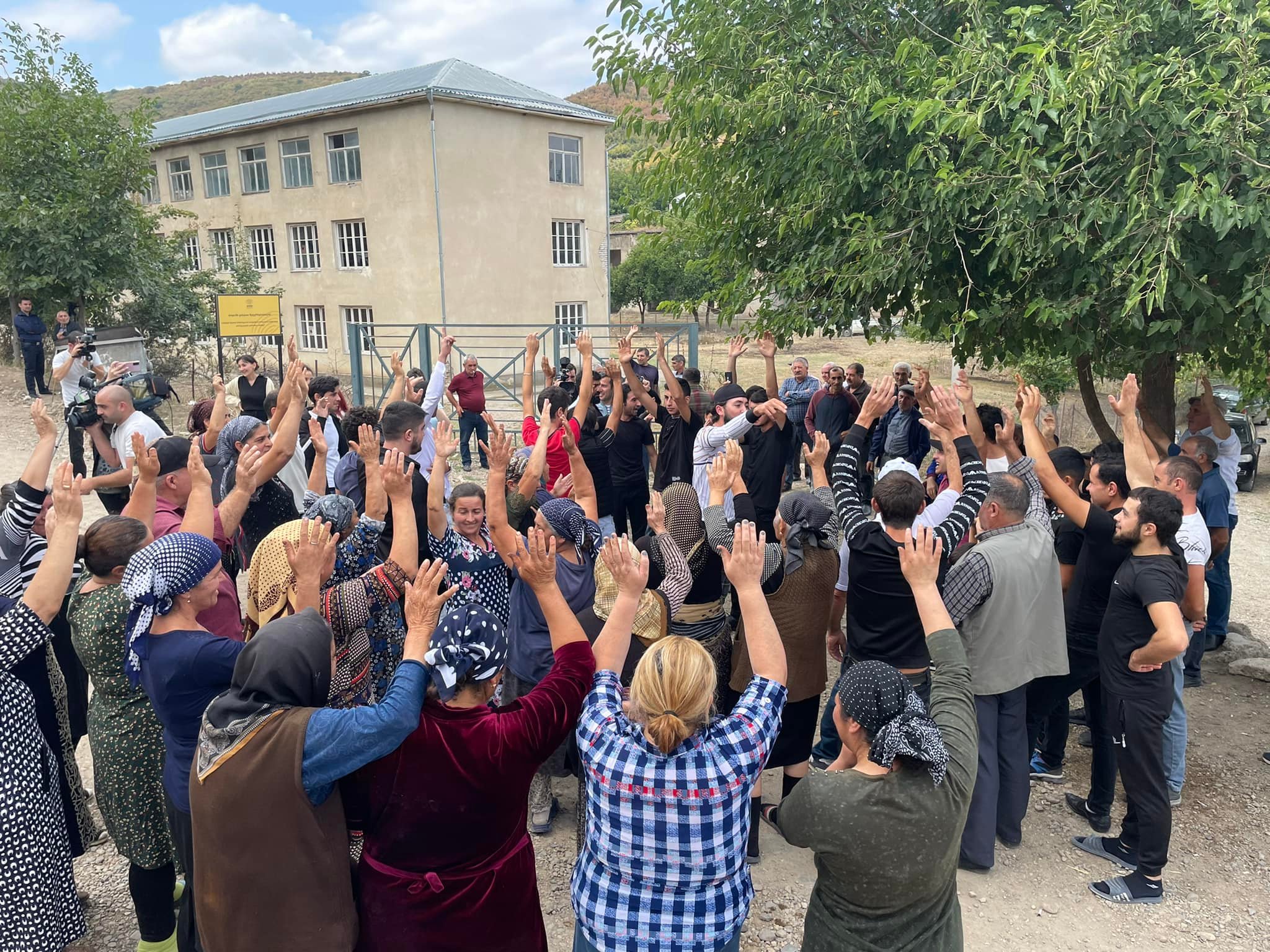 მუშევანის მოსახლეობა ხელის აწევით იღებს გადაწყვეტილებას