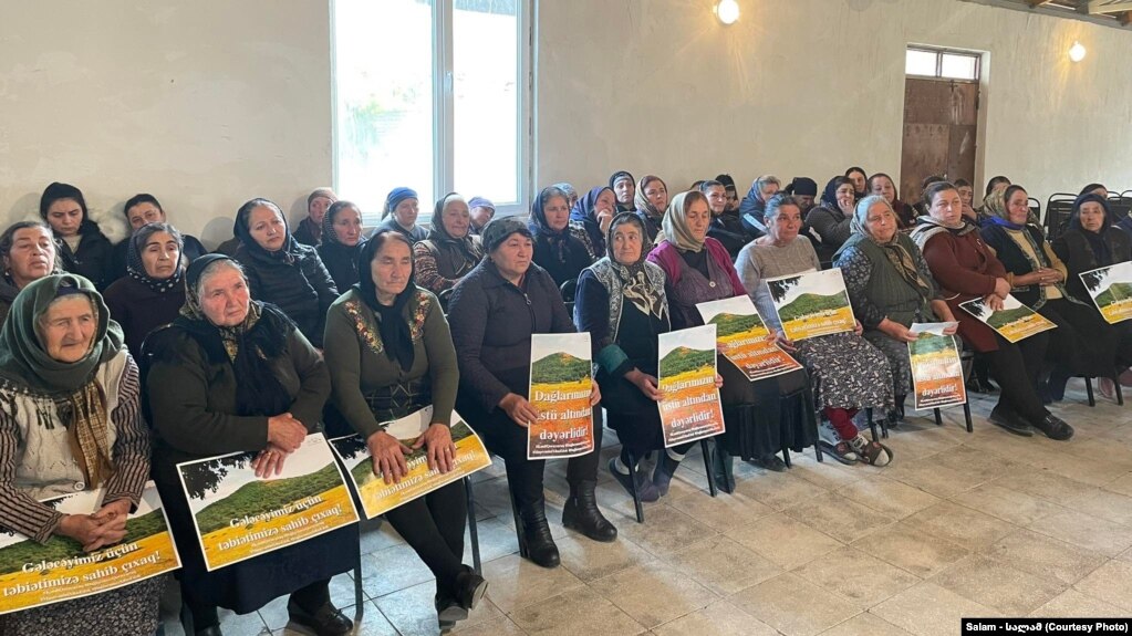 მუშევანელი ქალები პლაკატით "დაიცავი მუშევანი"