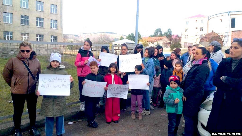 ახალციხის მოსწავლეები და მშობლები აქციაზე