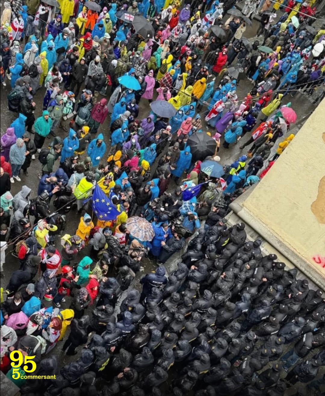 მოქალაქეები სპეცრაზმის პირისპირ პარლამენტთან