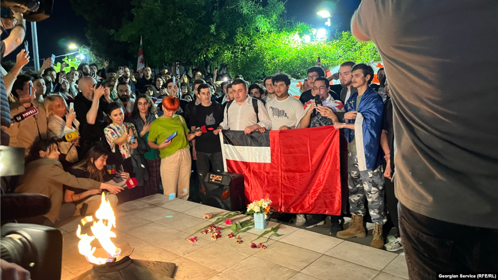 ზვიად ცეცხლაძე კითხულობს ფიცს გმირთა მემორიალთან