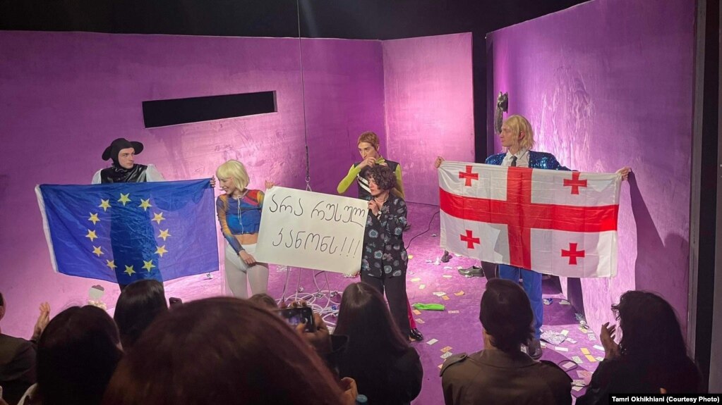 პროტესტი სპექტაკლის დასასრულს