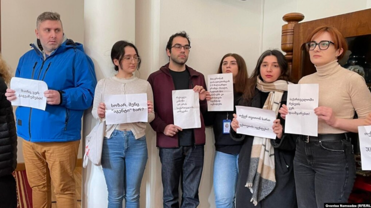 ჟურნალისტების პროტესტი პარლამენტში კანონპროექტის პირველი ინიციატივისას
