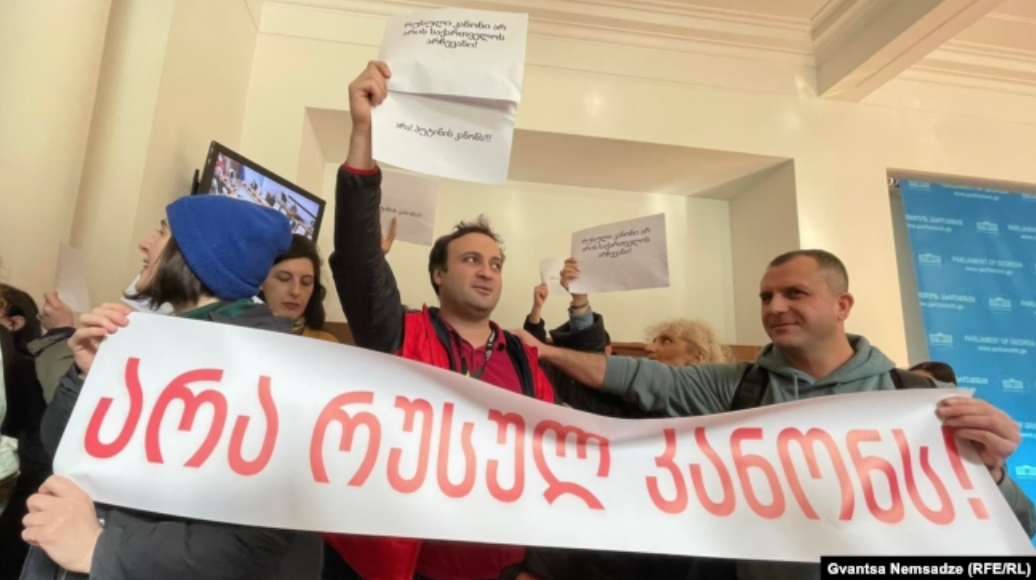 "არა რუსულ კანონს" - ჟურნალისტების პროტესტი პარლამენტში